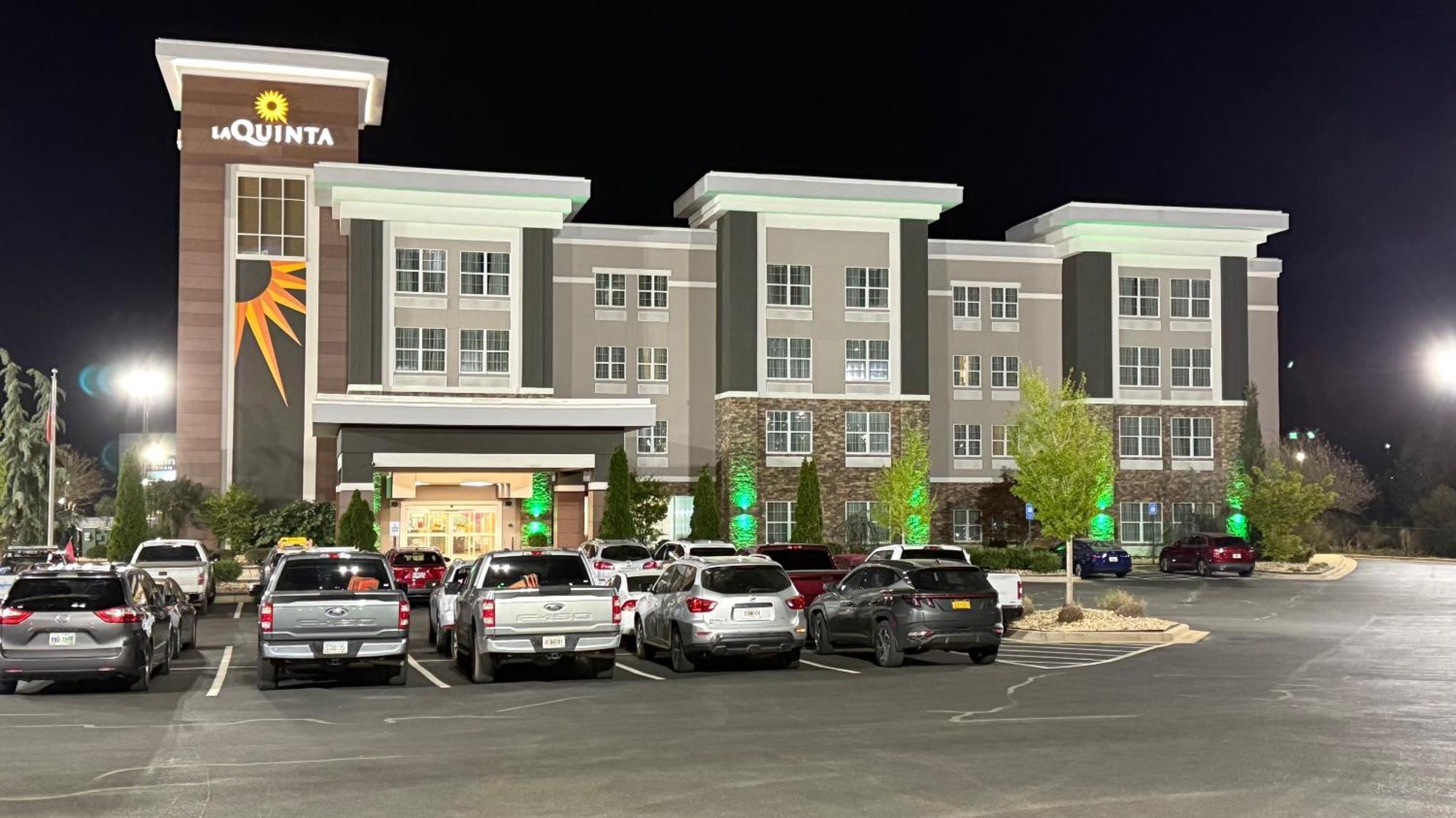 La Quinta By Wyndham Forsyth Hotel Exterior photo